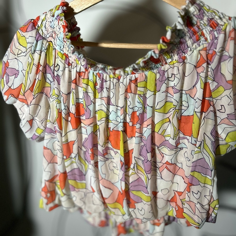 Free People Bubble Hem Boho Off Shoulder Crop Light Floral Top Smocked XSmall - Picture 4 of 8